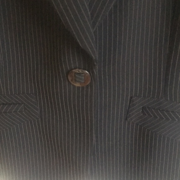 Ladies Suit - Picture 3 of 4